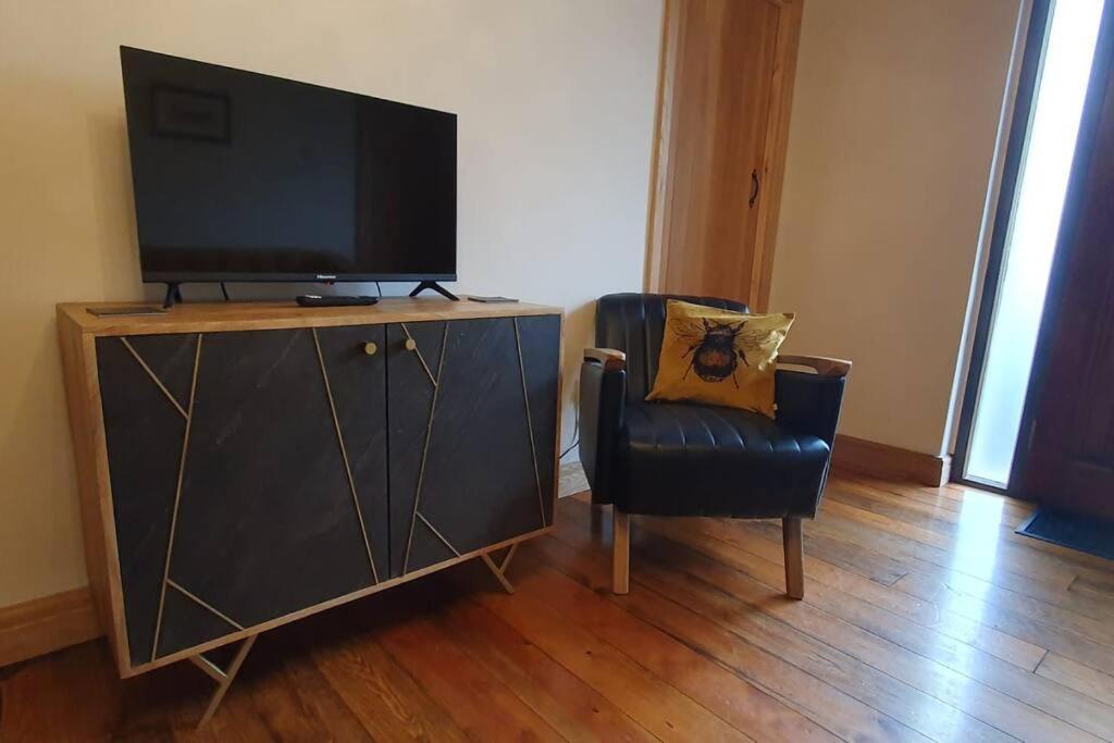 Ty Taf 2 Bed Cottage With Deck & Easy Transport Links Cardiff Ngoại thất bức ảnh