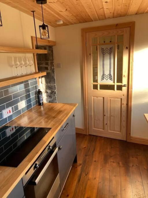 Ty Taf 2 Bed Cottage With Deck & Easy Transport Links Cardiff Ngoại thất bức ảnh