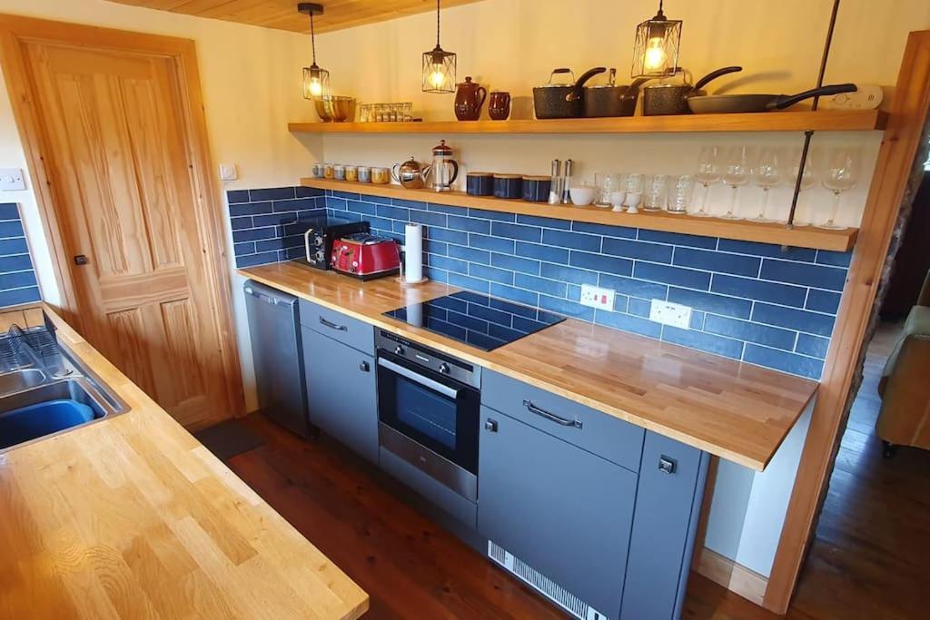 Ty Taf 2 Bed Cottage With Deck & Easy Transport Links Cardiff Ngoại thất bức ảnh