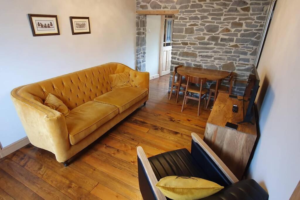 Ty Taf 2 Bed Cottage With Deck & Easy Transport Links Cardiff Ngoại thất bức ảnh