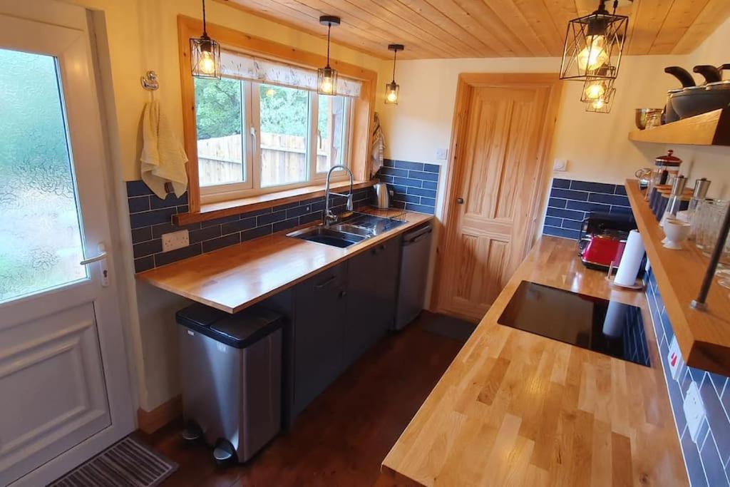Ty Taf 2 Bed Cottage With Deck & Easy Transport Links Cardiff Ngoại thất bức ảnh