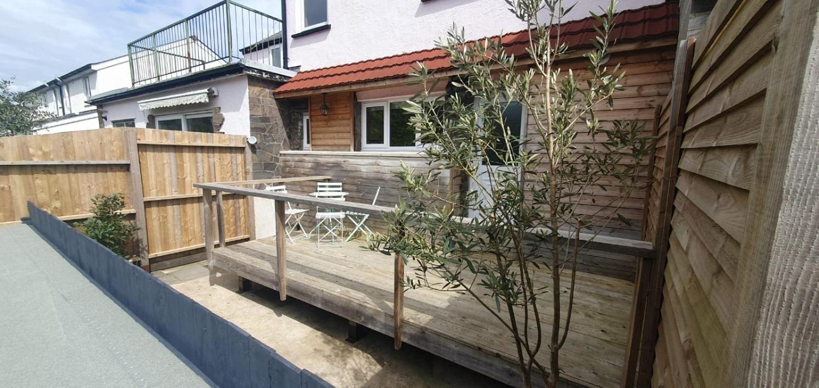 Ty Taf 2 Bed Cottage With Deck & Easy Transport Links Cardiff Ngoại thất bức ảnh